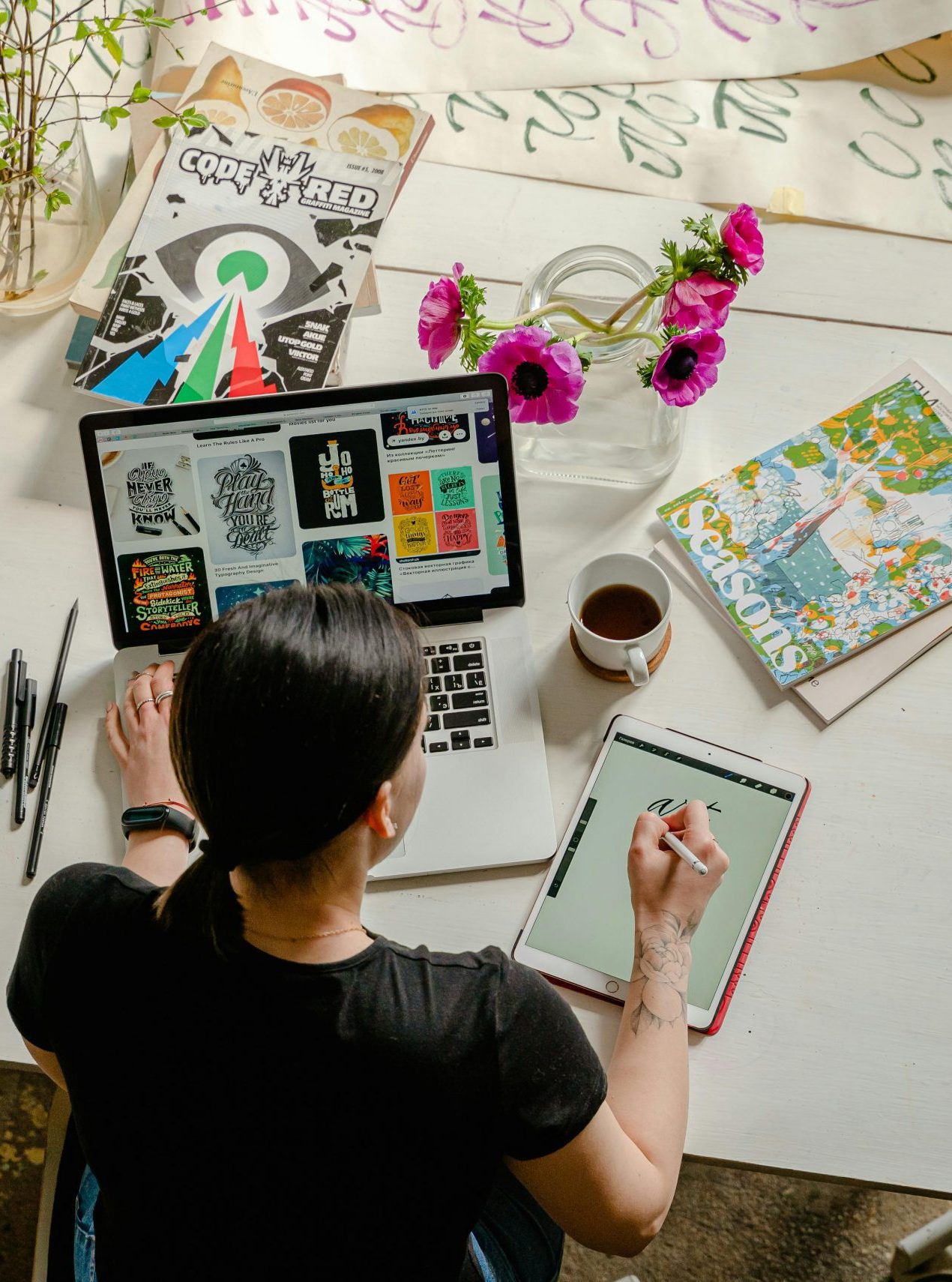 Une graphiste est une professionnelle dont l’objectif est de mettre en valeur une entreprise ou un service.